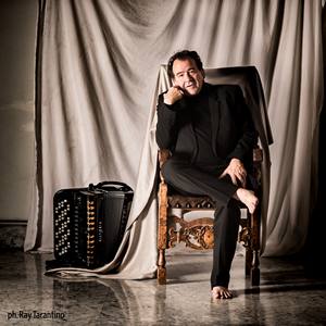 Richard-Galliano-®Ray Tarantino_accordeon-pieds nus