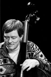 Le contrebassiste Mads Vinding en 1997 au Copenhagen Jazzhouse