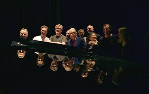 Artistes du projet "Jean-Michel Bernard plays Lalo Schifin" réunis autour de Lalo Schifrin