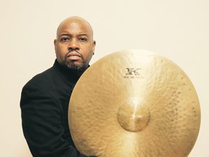 Le batteur Gene Jackson et cymbale