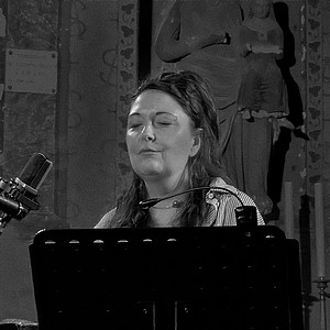 16-08-26_élodie seule yeux fermés_20260816_204945